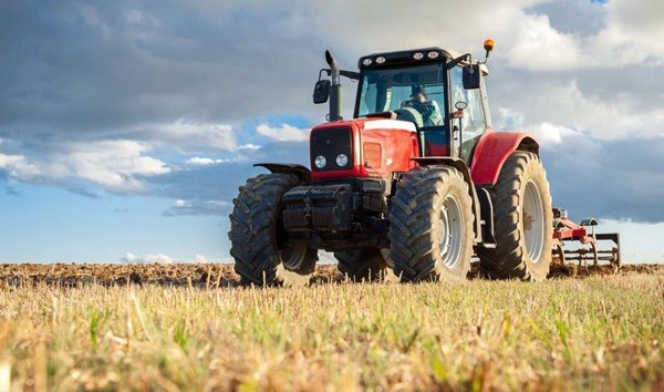 Muere un hombre de 84 años al volcar el tractor que conducía en Baza (Granada)