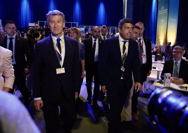 Feijóo dice que del futuro de Mazón hablarán