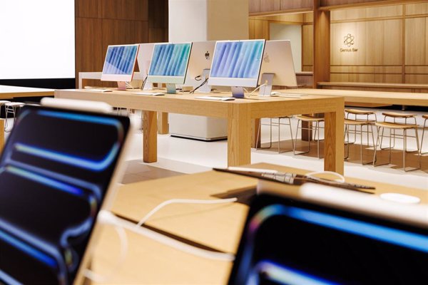 Apple trabaja en una pantalla inteligente para el hogar que integrará funciones de IA y un brazo robótico para moverse