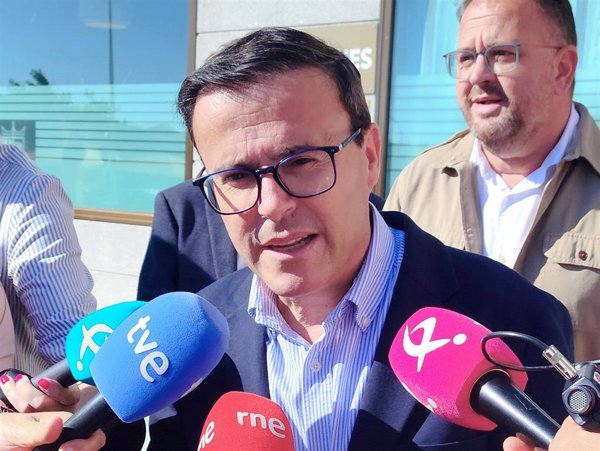 Manos Limpias denuncia al líder del PSOE en Extremadura por fraude procesal por su