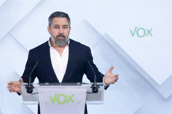 Abascal replica a Feijóo que el panorama actual no permite gobernar en solitario y hay que pactar