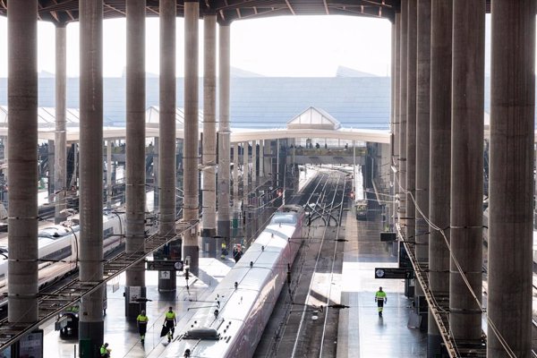 La CNMC reduce en un 40% los cánones que pagan los operadores a Adif, principalmente los de Renfe