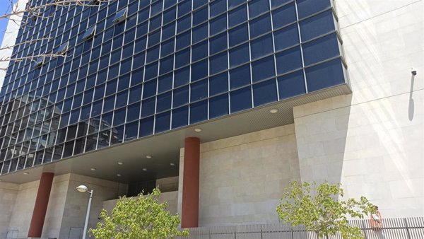 Un joven acusado de matar a su exsuegro en L'Eliana (Valencia) de 22 cuchilladas se enfrenta a 20 años de prisión