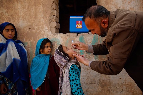 Pakistán y Afganistán inician una campaña para vacunar a unos 57 millones de niños contra la polio