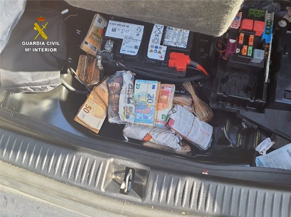 La Guardia Civil interviene en un control más de 130.000 euros escondidos en el maletero de un coche