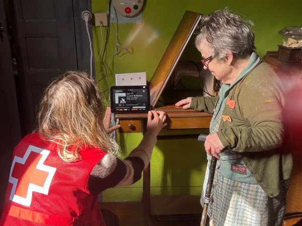 Casi 13.000 personas mayores reciben apoyo del programa de Cruz Roja 'Voces en Red' para combatir la soledad no deseada