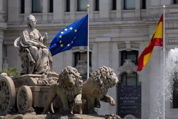 Varios socios insisten en sus dudas sobre oficialidad del catalán a su llegada a la reunión y ven prematuro votar