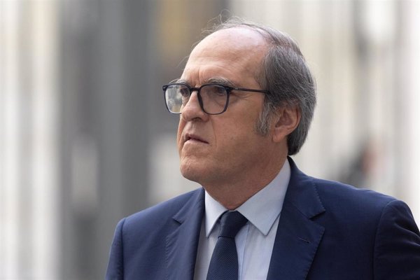 El Defensor del Pueblo distingue a solicitantes de asilo en Barajas de personas sin hogar que 