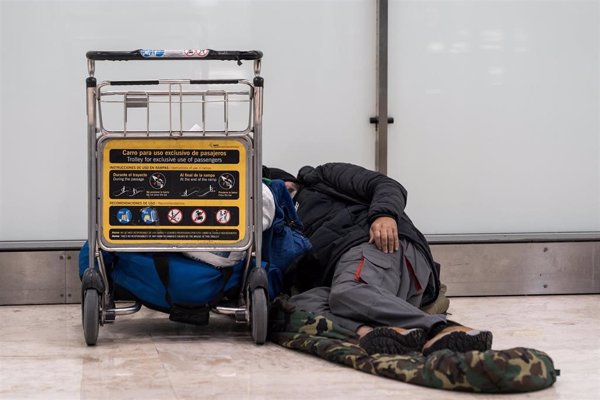 Más Madrid advierte que una de cada tres personas que pernoctan en Barajas están trabajando: 