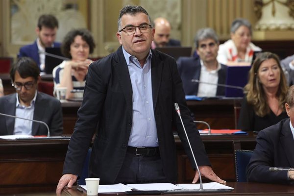 Inspectores de Baleares y agentes de la Guardia Civil registran la granja avícola de Llucmajor(Mallorca) denunciada