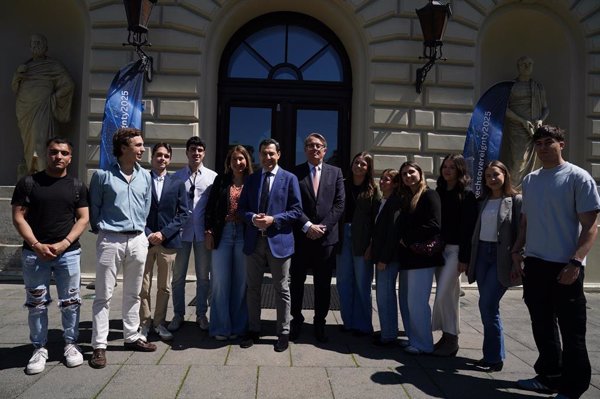 Moreno anuncia una nueva subida de un 5% del presupuesto del programa Erasmus+ para el próximo curso