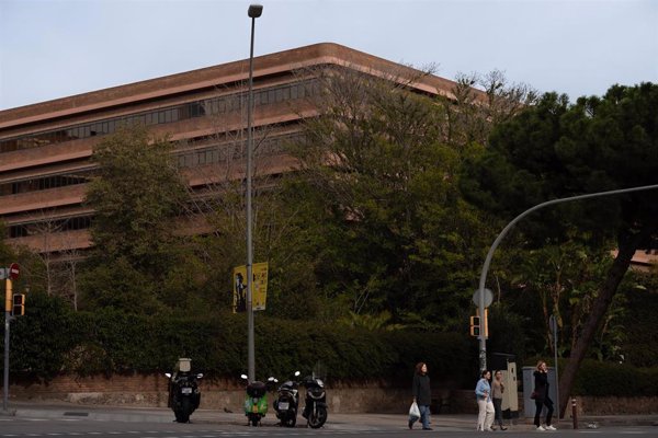Docentes catalanes piden a la síndica de Greuges intervenir ante 