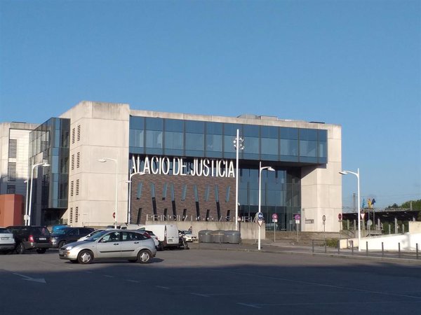 Juzgan a una empleada de hogar de Gijón acusada de apoderarse de más de 47.000 euros de la mujer a la que cuidaba