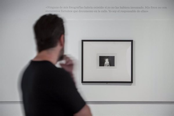 Fundación Canal acoge desde este miércoles una exposición que recoge seis décadas de trabajo del fotógrafo Duane Michals