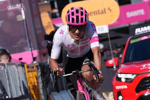 Carapaz revienta al líder Del Toro en el 'adiós' de Ayuso y Roglic al Giro