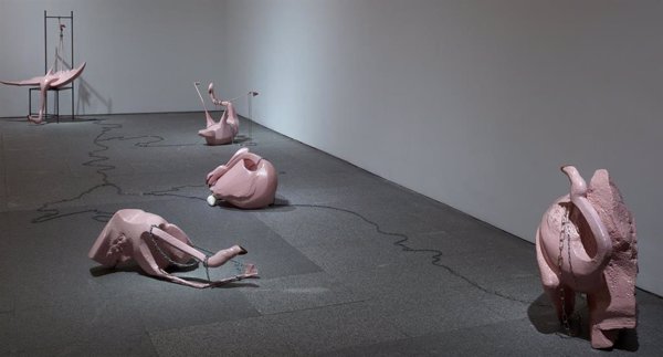 El artista Naufus Ramírez-Figueroa lleva al Reina Sofía su mundo de sueños, memoria e infancia con 'Espectros Luminosos'