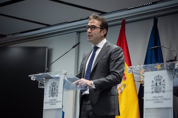 Economía eleva la OPA de BBVA a Sabadell al Consejo de Ministros