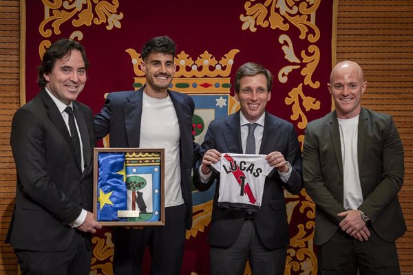 El Rayo Vallecano visita el Ayuntamiento de Madrid tras su 