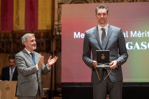 Pau Gasol agradece el apoyo de sus padres al recibir la Medalla al Mérito Deportivo de Barcelona