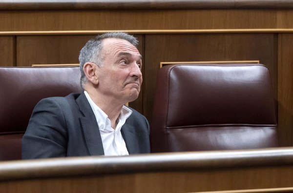 Enrique Santiago duda de que Leire Díez hable en nombre del PSOE pero dice que, si fuera de IU, actuaría contra ella
