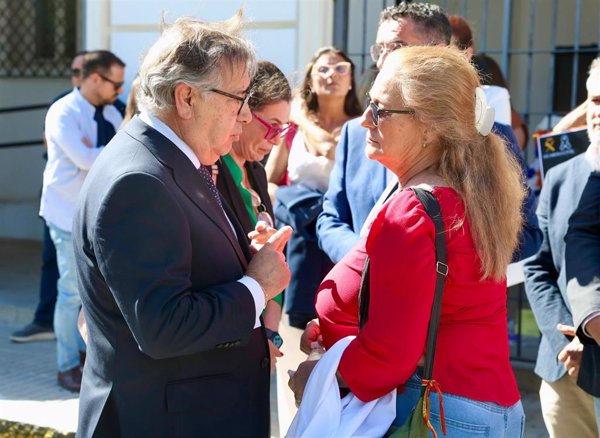 Familiares de guardias civiles esperan que la misión de eurodiputados en Barbate 