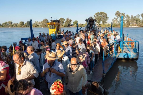 Una treintena de hermandades rocieras cruzarán el Guadalquivir en la tradicional barcaza de Coria del Río (Sevilla)