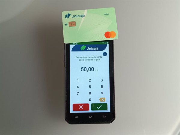 Unicaja recicla en un año casi 220.000 tarjetas y evita la emisión de 2,4 toneladas de CO2