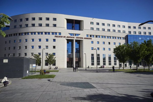 Condenado a 6 meses de prisión por proferir insultos homófobos y quemar una bandera LGTBI en Pamplona