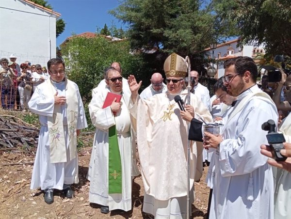 El arzobispado de Mérida-Badajoz bendice los terrenos de la futura casa de peregrinos de Chandavila