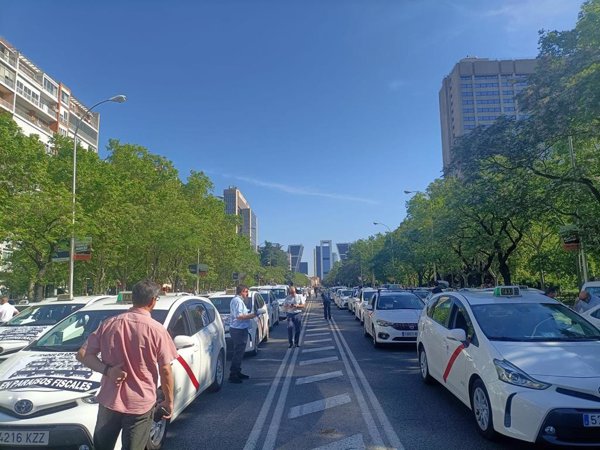 (AM2) Taxistas marchan en Madrid contra las 8.500 nuevas licencias de VTC a Cabify: