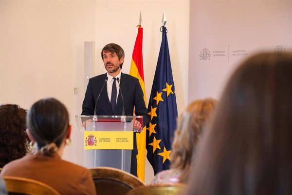 Los carteros de Correos repartirán libros para favorecer a las librerías de proximidad tras un acuerdo con Cultura
