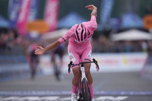 Del Toro marca terreno ante Carapaz con un triunfo recuperador en el Giro