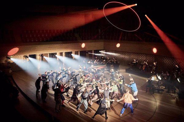 La ópera-ballet 'Las indias galantes' canta a la diversidad y levanta al Teatro Real con un espectáculo eléctrico