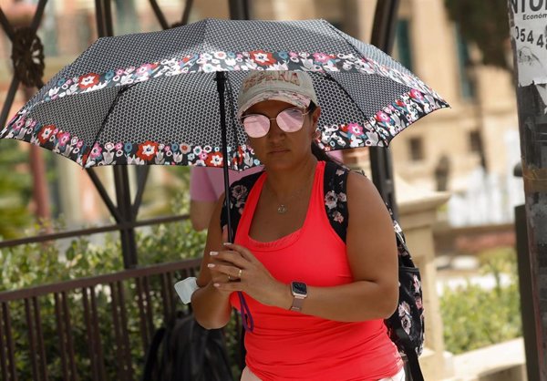 Las temperaturas siguen subiendo, con trece provincias en aviso por calor y hasta 40ºC en el sur