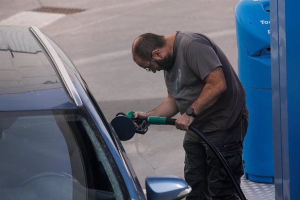 El precio de los carburantes confirma el cambio de tendencia tras volver a subir y deja atrás mínimos anuales