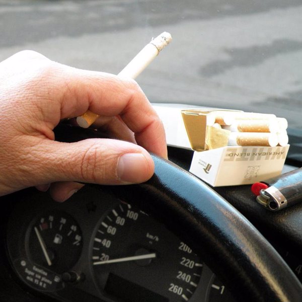 Sanidad prohibirá fumar en vehículos de uso laboral, piscinas públicas, campus y exteriores de salas de fiestas