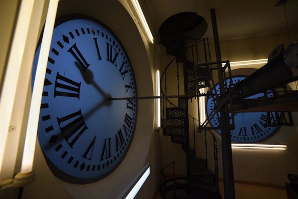 El reloj de la Puerta del Sol activa el 'modo canario' y se retrasará mañana una hora como muestra de hermandad