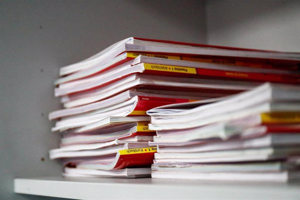C.Valencia destina más de 45 millones a la reposición de libros de texto y material curricular para el curso 2025-2026
