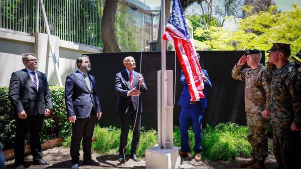 El enviado de EEUU para Siria iza la bandera en la residencia del embajador en Damasco ante la mejora de lazos