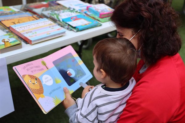 La Feria del Libro sale del Retiro un día antes de su apertura y lleva la literatura al jardín del Hospital Niño Jesús