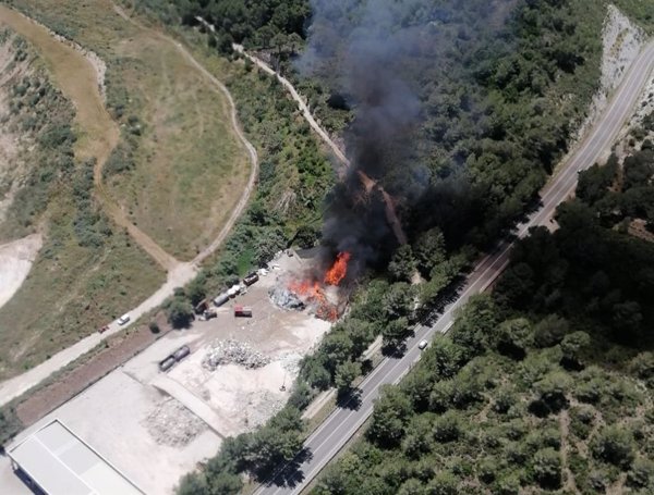 Declarado un incendio forestal junto a una nave en Artà (Mallorca)