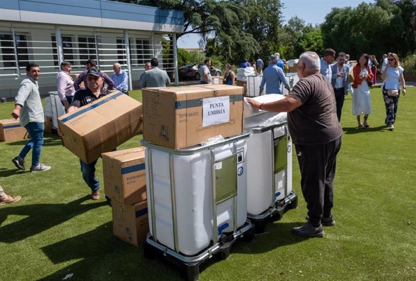 Las hermandades del Rocío de Huelva reciben depósitos de agua para el camino y 18.000 botellas reutilizables