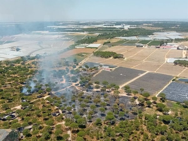 Declarado un incendio en Lucena del Puerto (Huelva) que ha afectado a un asentamiento chabolista