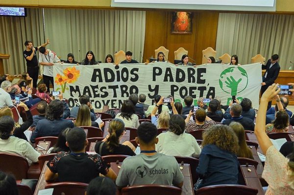 Jóvenes rinden homenaje al Papa Francisco en el II Encuentro Internacional del Sentido de Scholas y CAF