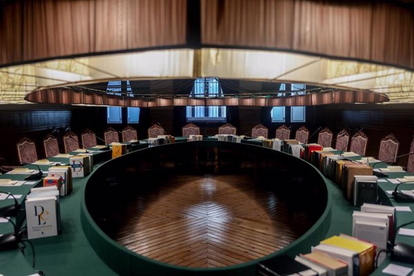 Ni Luis Alberto de Cuenca ni Luis Fernández-Galiano consiguen mayoría para el sillón 'o' de la RAE, que sigue vacante
