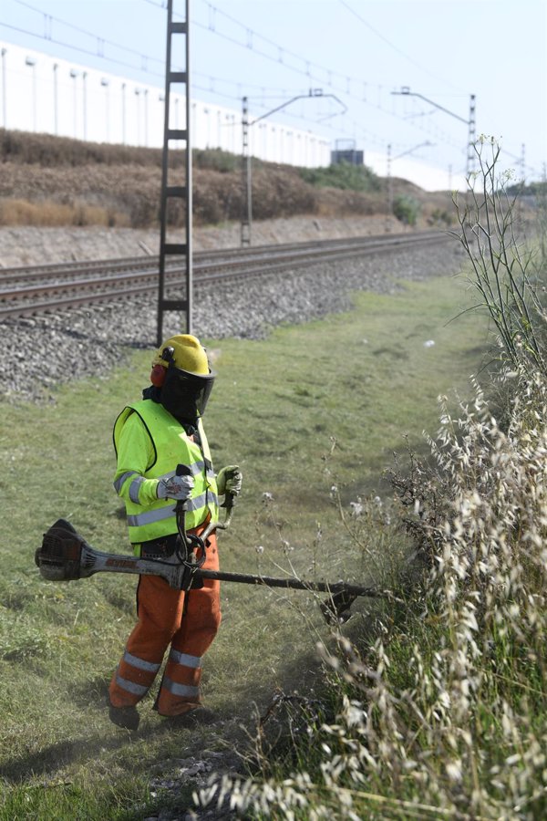 Adif reactiva su plan de prevención contra incendios en las vías de tren