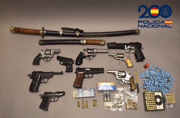 Detenido el responsable de un bazar en Linares (Jaén) acusado de la venta ilegal de armas y munición