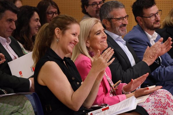 La Comunidad de Madrid repartirá más de 24.000 tabletas de fácil manejo para prevenir la soledad en personas mayores