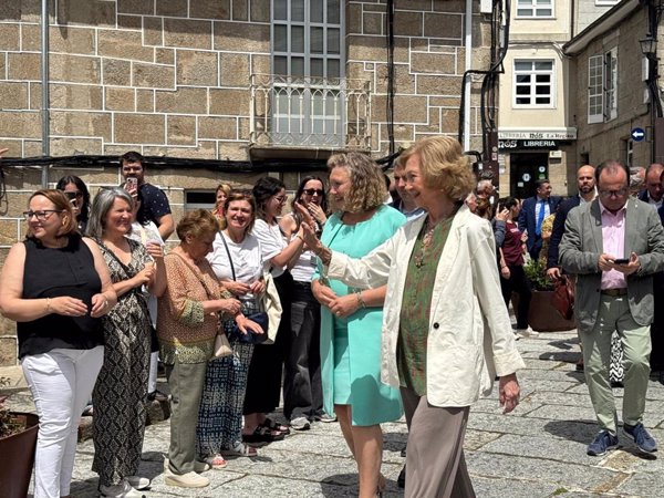 Gaiteros, bica y un ramo de flores para recibir a la reina Sofía en Castro Caldelas (Ourense)