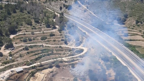 Controlado un incendio forestal cerca del túnel del Mascarat de la AP-7 en Calp (Alicante)
